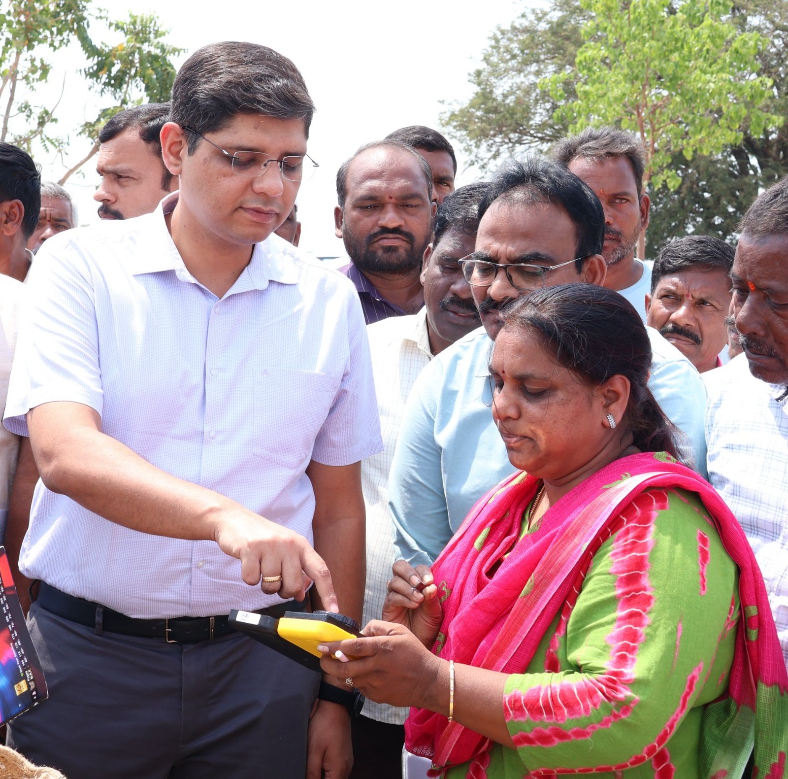 పోసానిపేట గ్రామంలో  వరి ధాన్యం కొనుగోలు కేంద్రాన్ని తనిఖీ చేసిన. జిల్లా కలెక్టర్   నేటి ప్రభాత దర్శిని  కామారెడ్డి ప్రతినిధి. కరుణాకర్ 